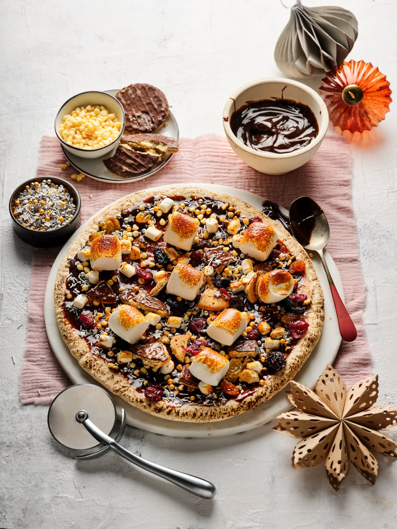 https://www.oetker-professional.co.uk/wp-content/uploads/2023/09/Festive-Rocky-Road-Puro-Pizza-min.jpg